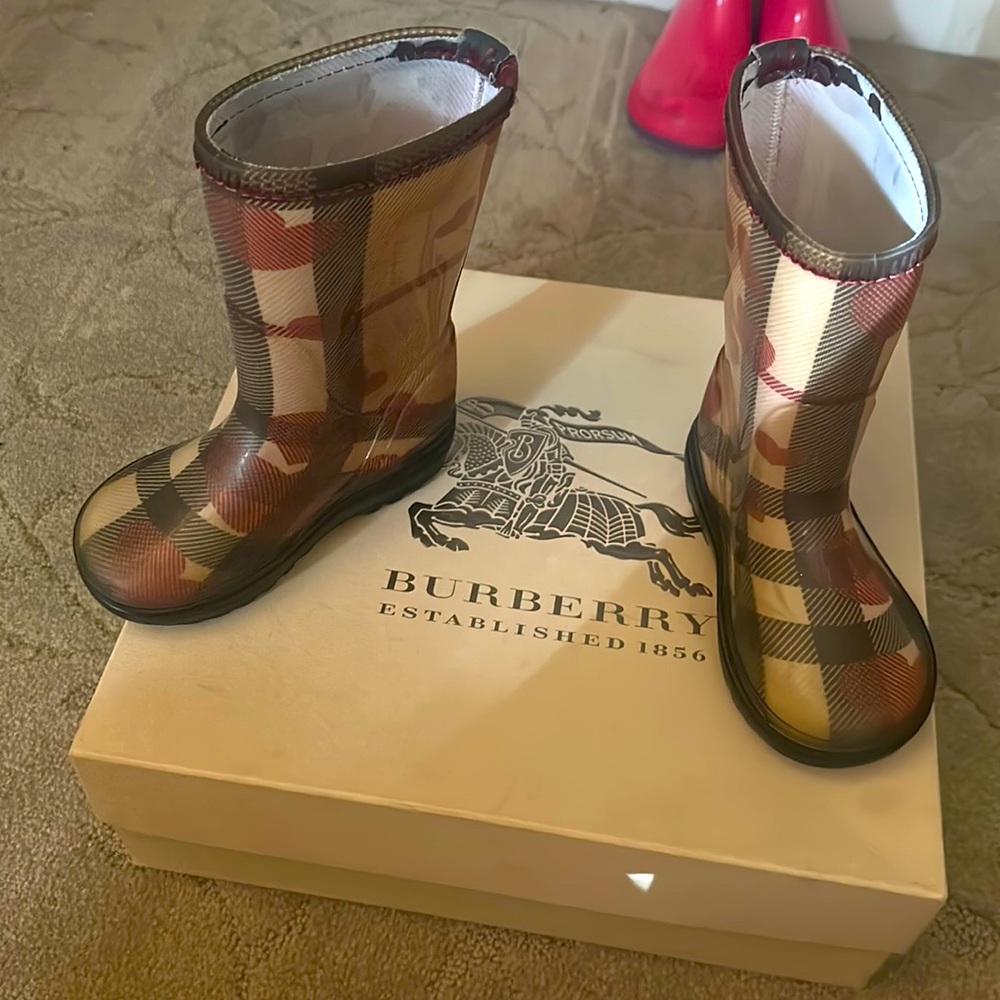 burberry boots hearts 24
